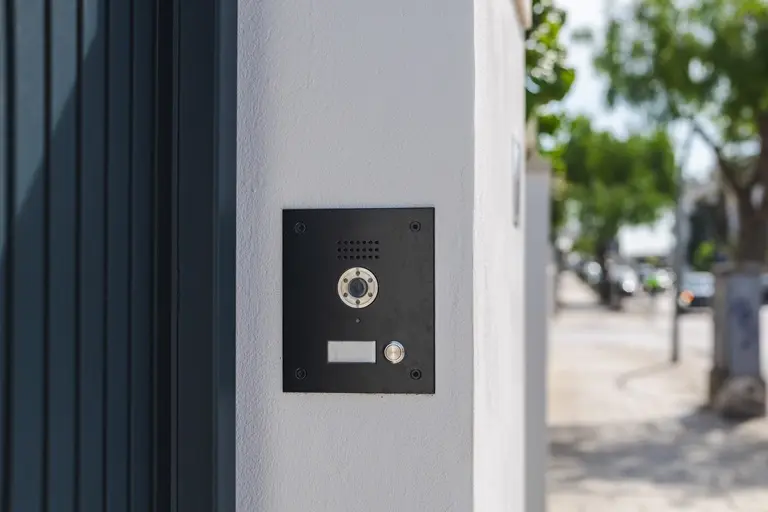 Czy montaż wideodomofonu wymaga ingerencji w instalację elektryczną